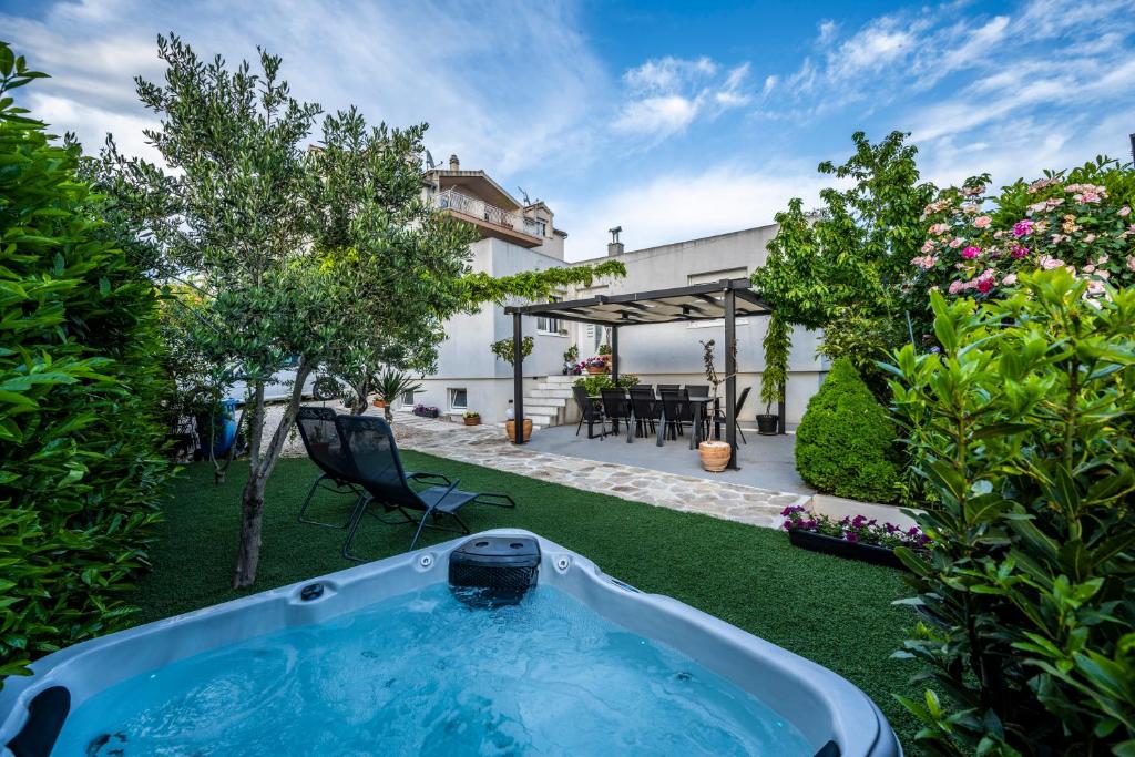 eine Badewanne im Hof eines Hauses in der Unterkunft Modern apartment with an outdoor jacuzzi in Brodarica