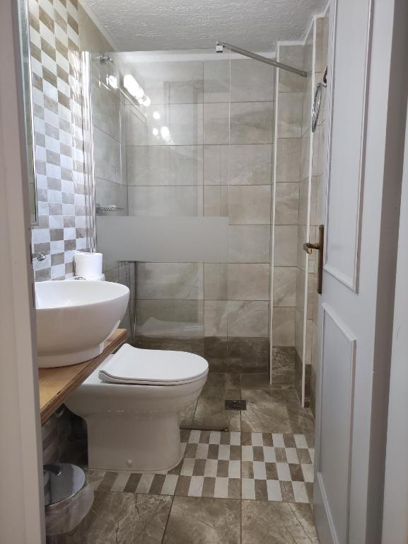 A bathroom at Emilia Apartments