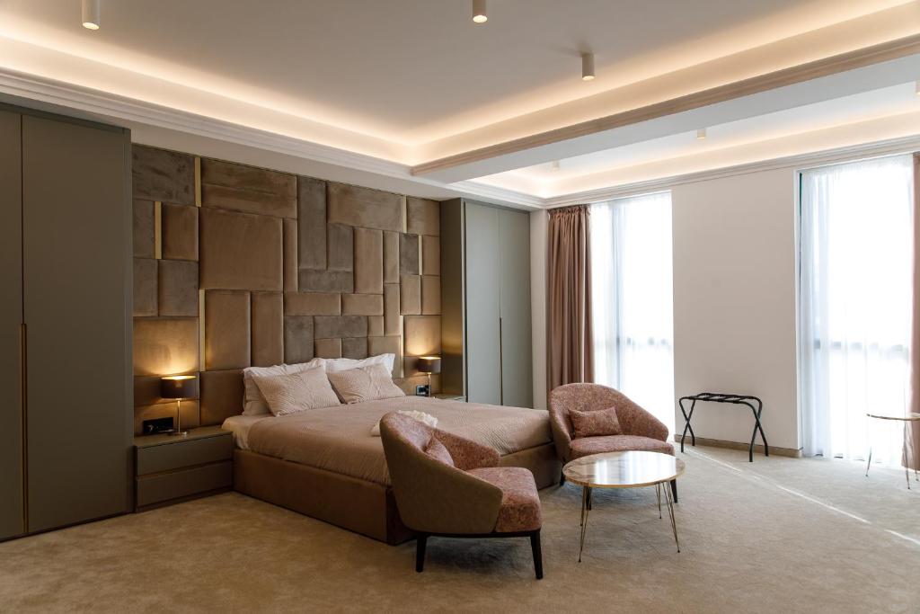 - une chambre avec un lit, un canapé et une table dans l'établissement Hotel Eterno, à Strumica