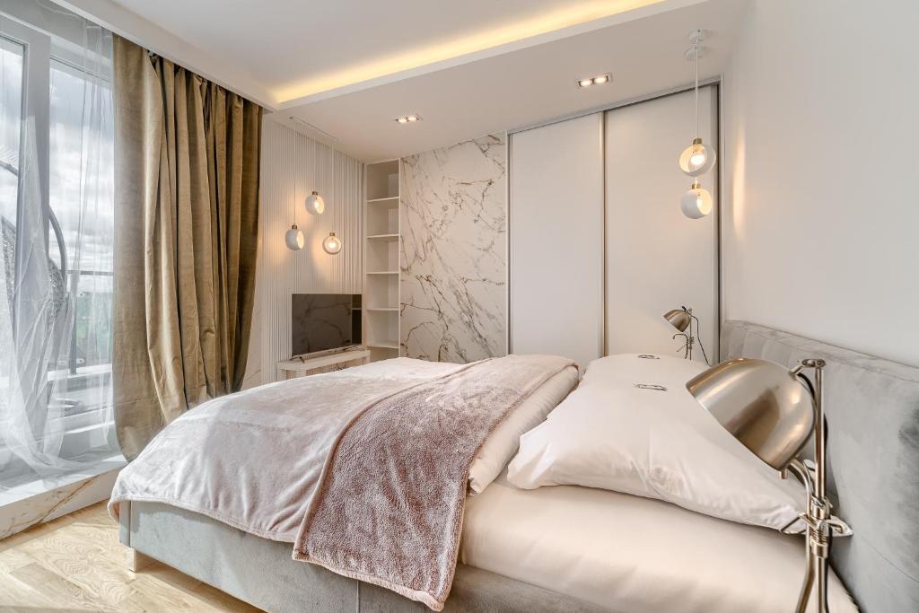 Posteľ alebo postele v izbe v ubytovaní Apartament Prezydencki bulwary Stare Miasto Apartamenty No 1