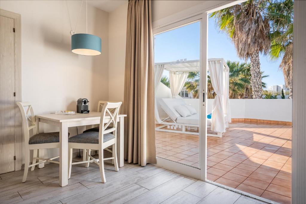 Marinda Garden Aparthotel, Calan Bosch, Spain - Booking.com