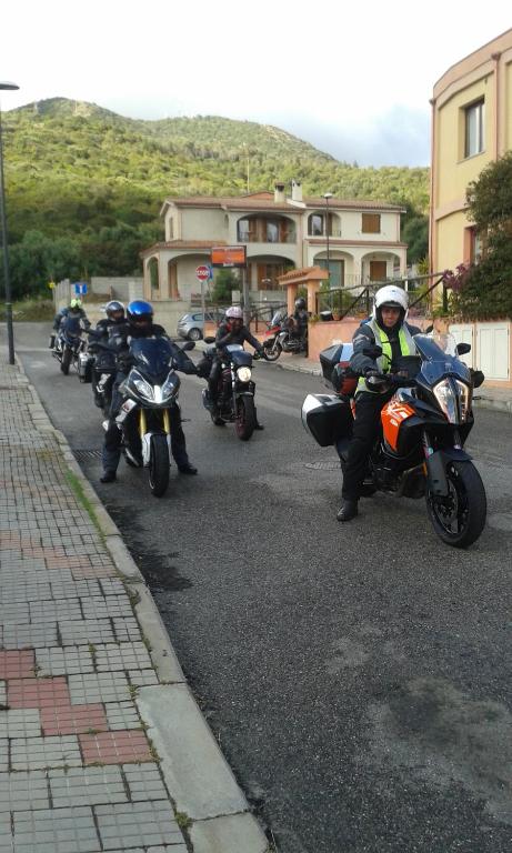 un gruppo di persone che cavalcano motociclette lungo la strada di Hotel Jasmine a Teulada