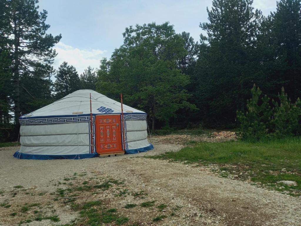 Fotografie z fotogalerie ubytování A Ventoux Yourte v destinaci Monieux
