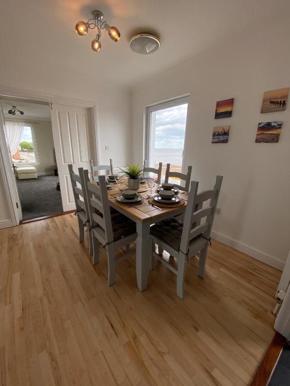 Eastcliffe Penthouse, 2 beds & bathrooms with parking