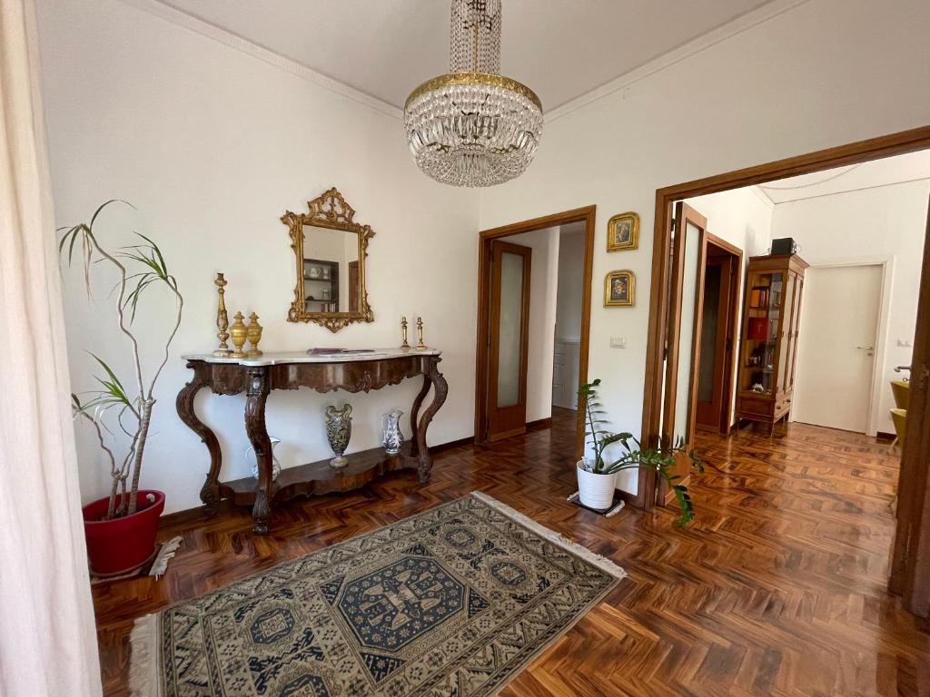 Una sala de estar con una mesa y un espejo. en Lumachella B&B, en Cefalú