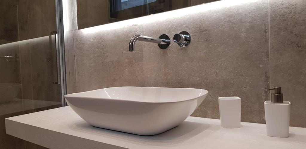 biała umywalka z blatem w łazience w obiekcie Cocciu D'amuri Luxury w mieście Portopalo