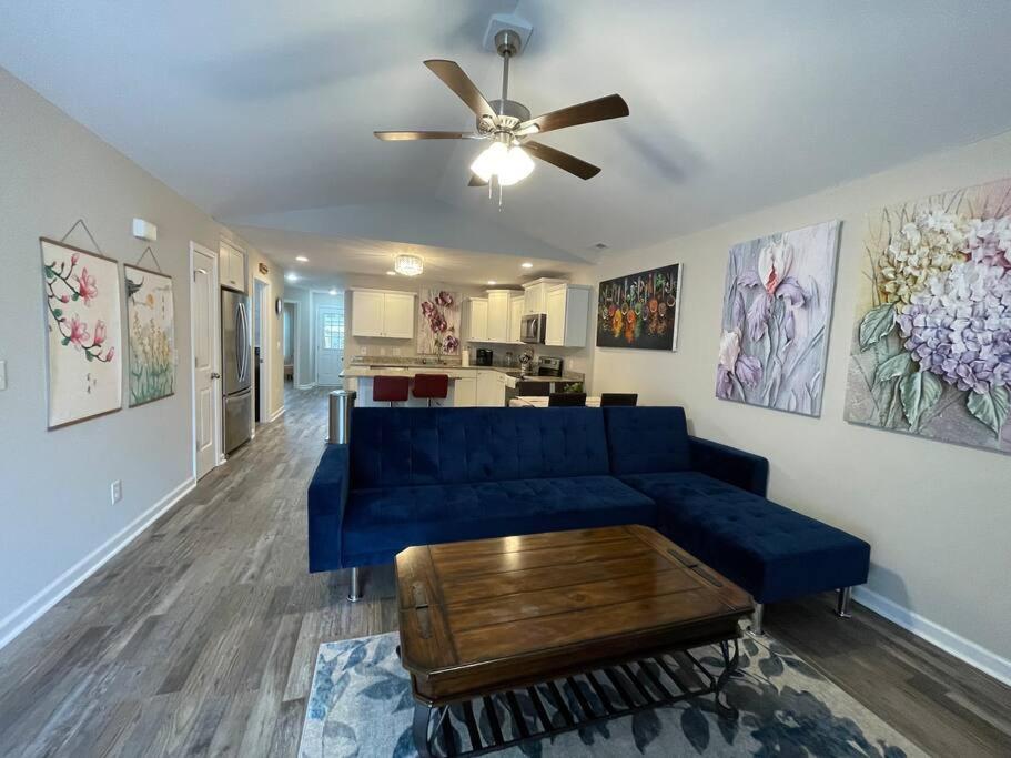 Sleep 10, NEW CONSTRUCTION home, half mile to beach, 3 BD 2 BA, 6 beds - Housity