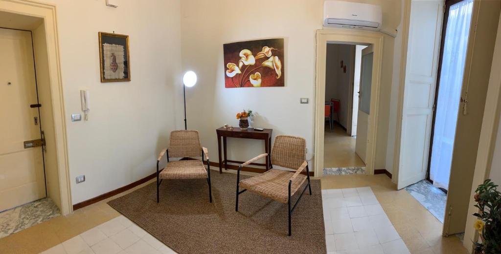 - un couloir avec des chaises et une table dans une chambre dans l'établissement Ortigia wifi & park, à Syracuse
