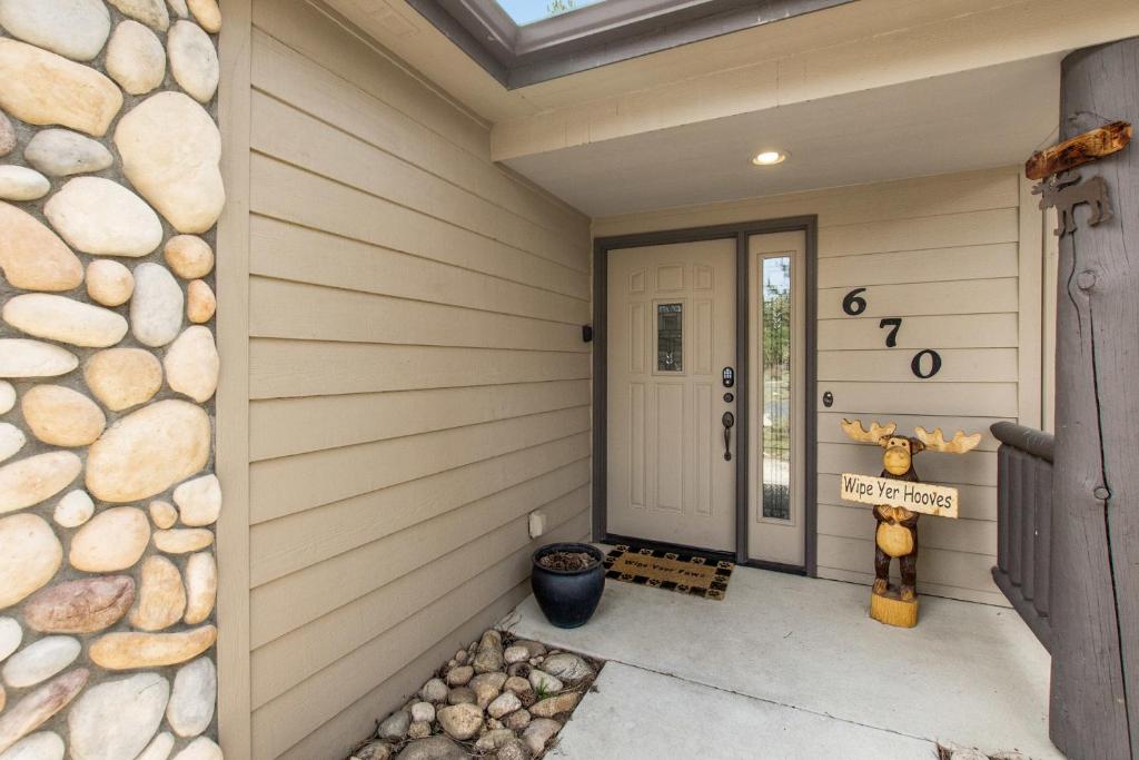 Luxury Rocky Mountain River Retreat Townhouse, Estes Park (updated