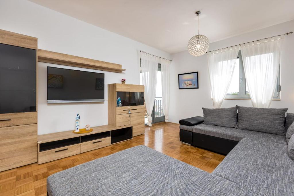 Televízia a/alebo spoločenská miestnosť v ubytovaní Apartman Dokić 3