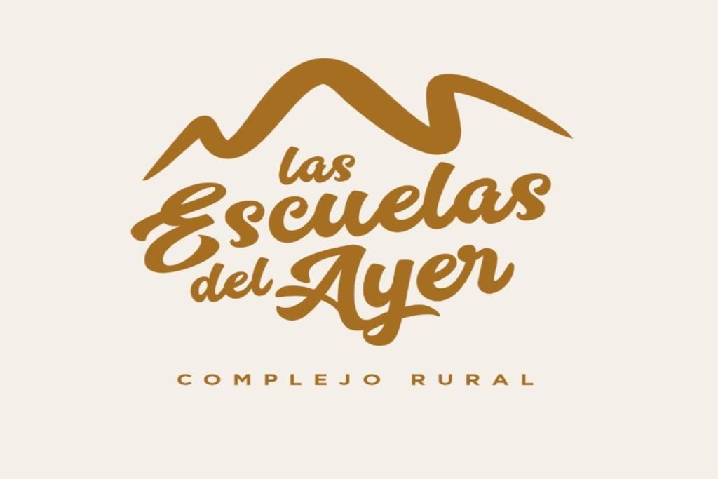 un logo pour une station de ski avec une montagne dans l'établissement Las Escuelas del Ayer Vivienda Turística de Alojamiento Rural, à Bélmez de la Moraleda