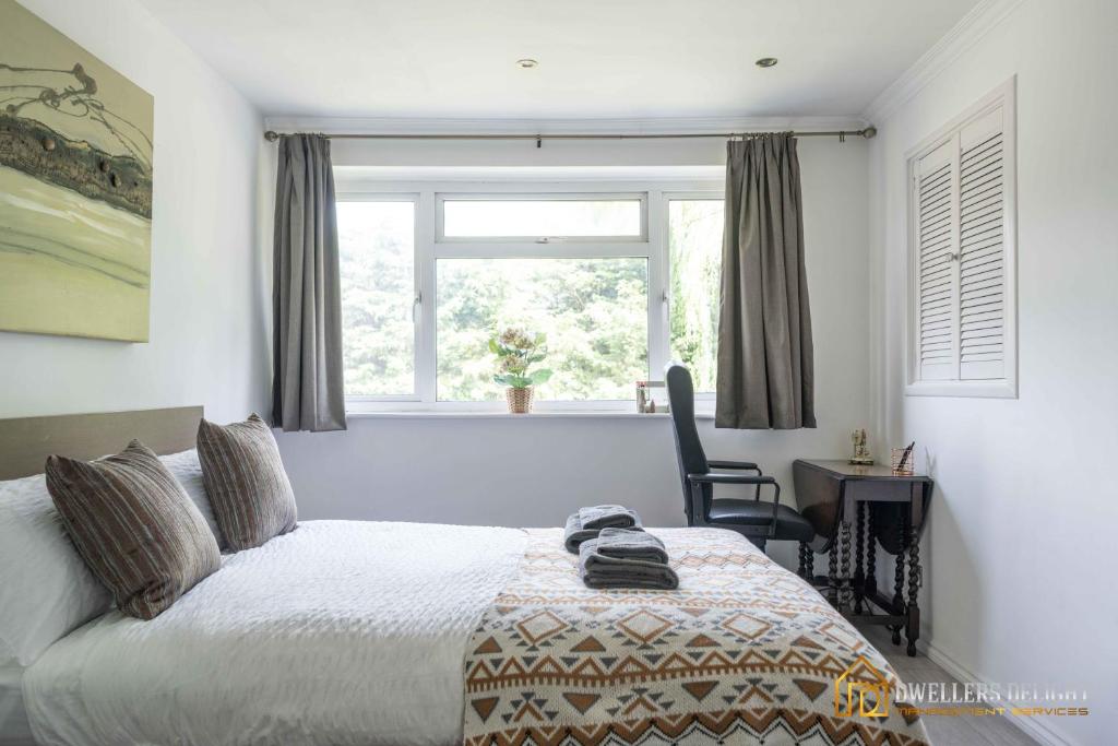 Un pat sau paturi într-o cameră la Stylish Flat 2 Bedroom with Free Wifi & Parking Chigwell Epping London