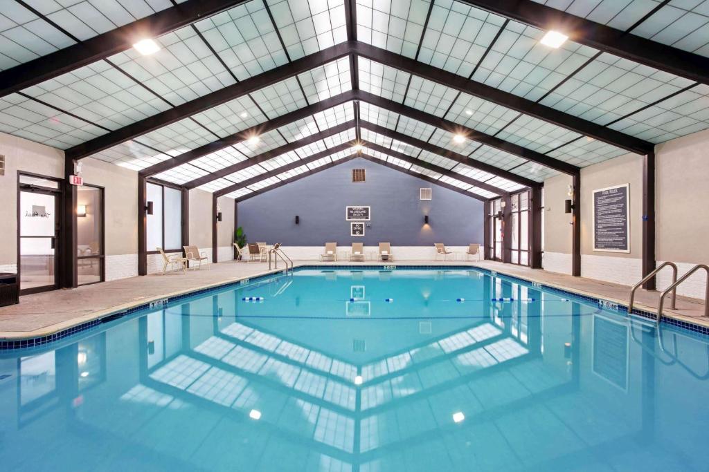 a large swimming pool with a large ceiling at La Quinta by Wyndham Boston-Andover in Andover