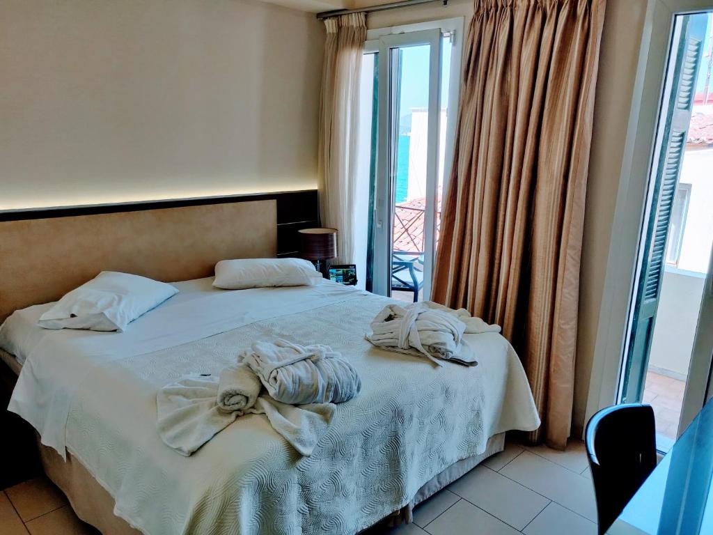 Postel nebo postele na pokoji v ubytování The Manessi City Boutique Hotel