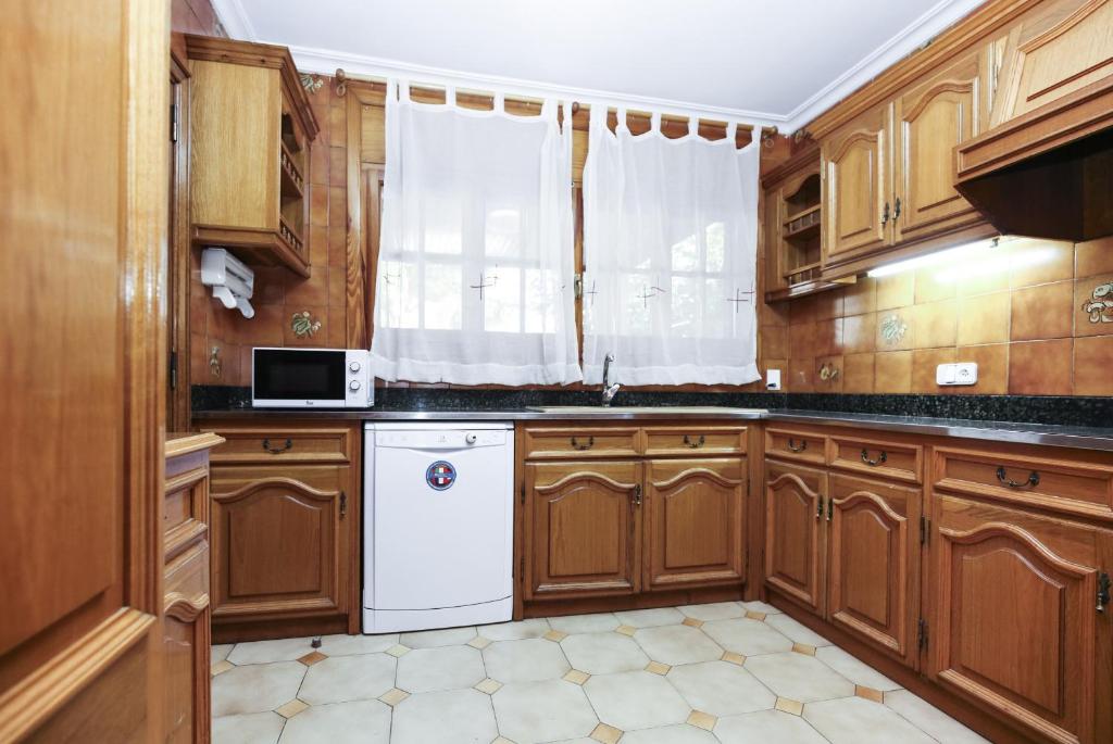 Kuchyňa alebo kuchynka v ubytovaní GERANIS VILLA ONLY FAMILIES Planet Costa Dorada