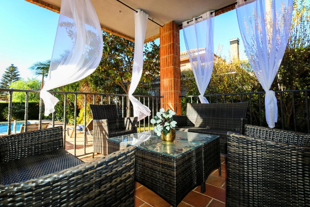 Bazén v ubytovaní GERANIS VILLA ONLY FAMILIES Planet Costa Dorada alebo v jeho blízkosti