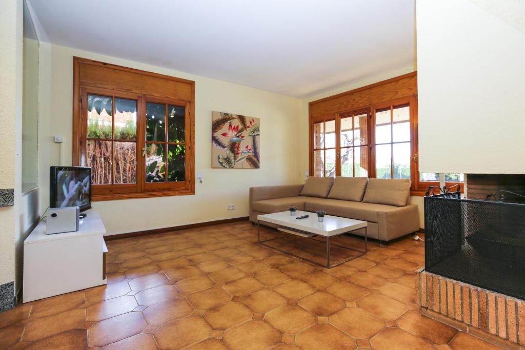 Televízia a/alebo spoločenská miestnosť v ubytovaní GERANIS VILLA ONLY FAMILIES Planet Costa Dorada
