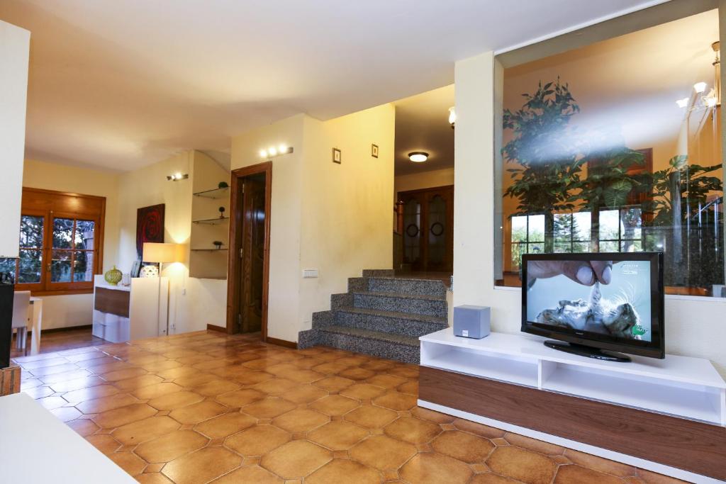 Televízia a/alebo spoločenská miestnosť v ubytovaní GERANIS VILLA ONLY FAMILIES Planet Costa Dorada