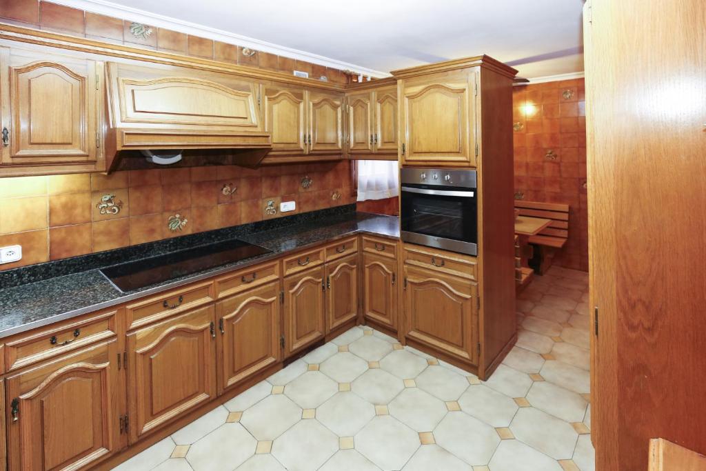 Kuchyňa alebo kuchynka v ubytovaní GERANIS VILLA ONLY FAMILIES Planet Costa Dorada