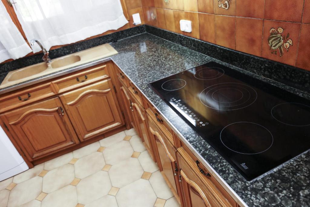 Kuchyňa alebo kuchynka v ubytovaní GERANIS VILLA ONLY FAMILIES Planet Costa Dorada