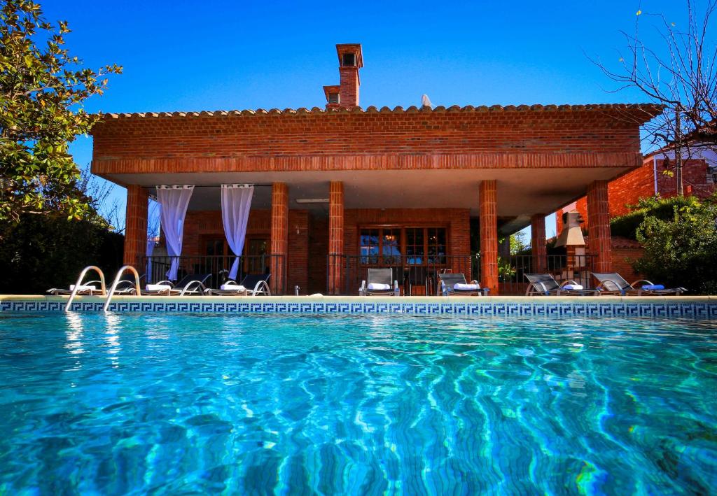 Bazén v ubytovaní GERANIS VILLA ONLY FAMILIES Planet Costa Dorada alebo v jeho blízkosti