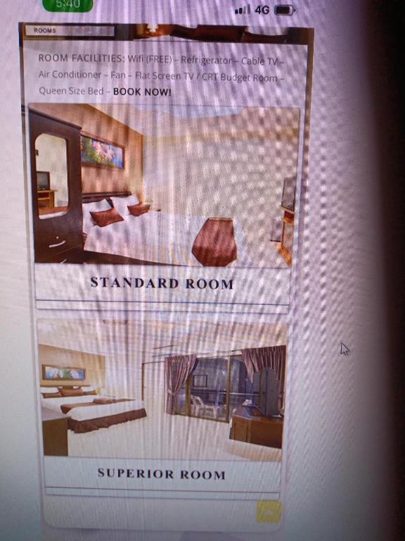 een foto van een hotelkamer op een website bij the links hotel in Pattaya