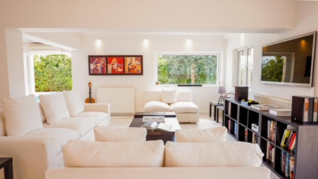 Kép Deluxe Villa w/ Pool 5 bdrm szállásáról Anáviszoszban a galériában