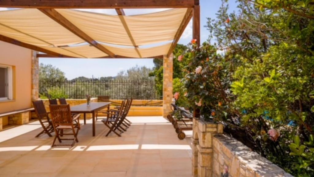 Kép Deluxe Villa w/ Pool 5 bdrm szállásáról Anáviszoszban a galériában