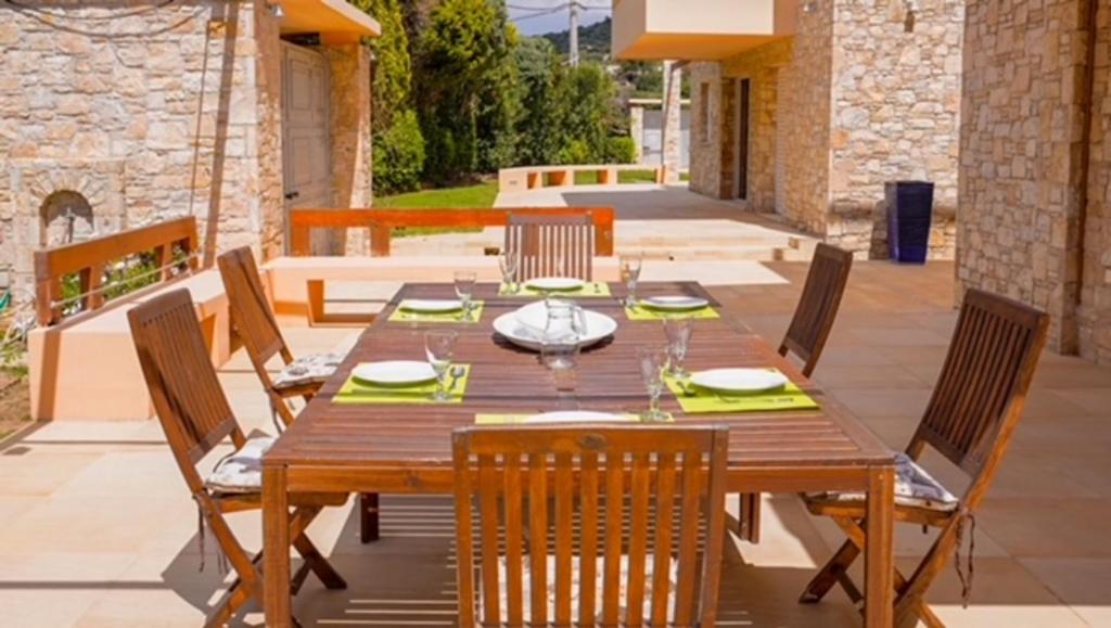 Kép Deluxe Villa w/ Pool 5 bdrm szállásáról Anáviszoszban a galériában