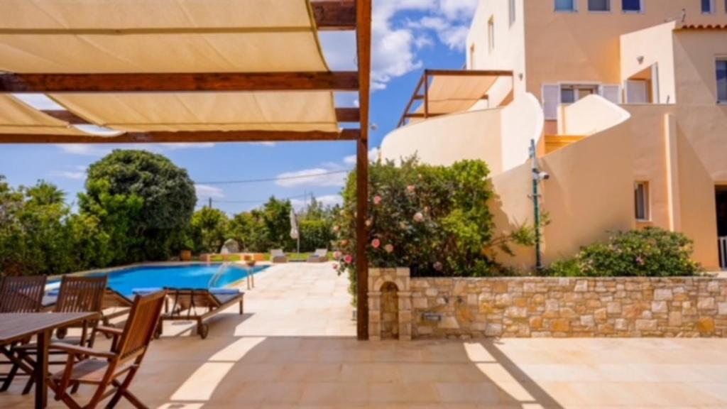 Kép Deluxe Villa w/ Pool 5 bdrm szállásáról Anáviszoszban a galériában