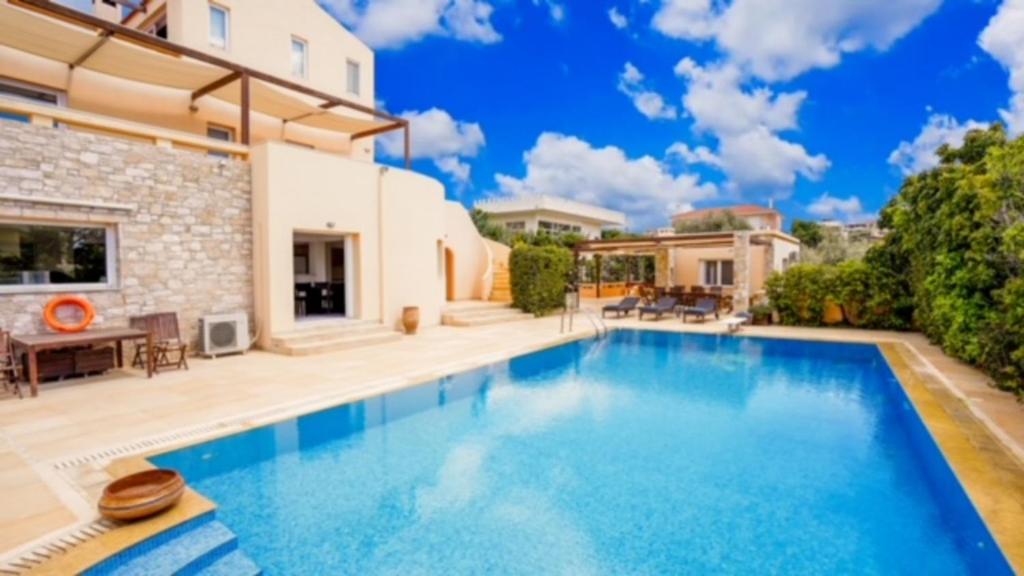 Kép Deluxe Villa w/ Pool 5 bdrm szállásáról Anáviszoszban a galériában