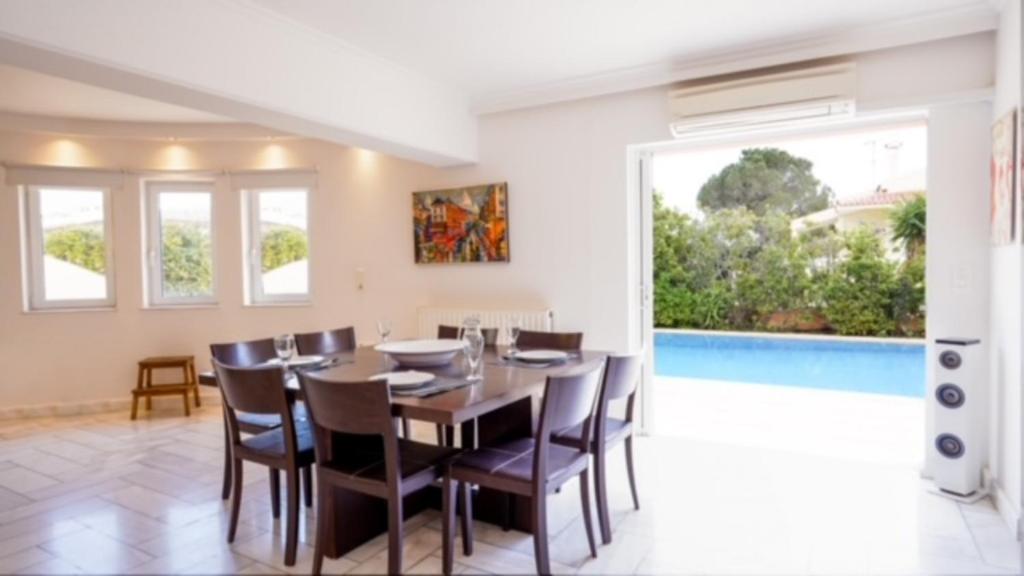 Kép Deluxe Villa w/ Pool 5 bdrm szállásáról Anáviszoszban a galériában