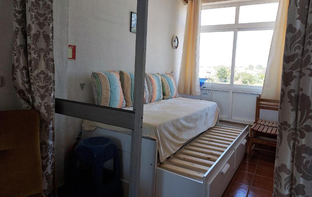 Postel nebo postele na pokoji v ubytování Arrifana View Flat - 2km Praia Arrifana