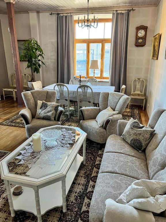 - un salon avec des canapés et une table dans l'établissement Spacious 1-bedroom apartment with Sauna, à Rakvere