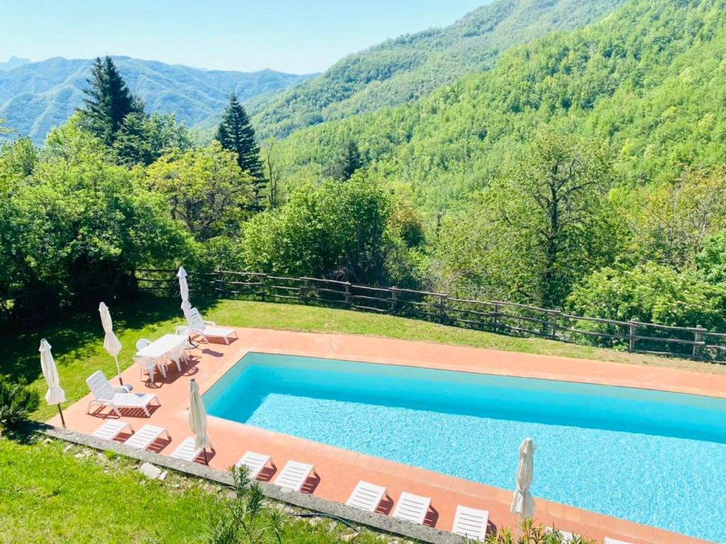 uma piscina com vista para as montanhas em Agriturismo Montagna Verde Apella em Licciana Nardi