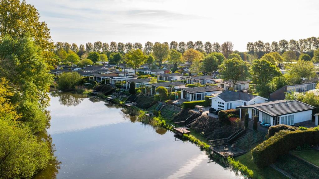Noord-ScharwoudeにあるEuroParcs Molengroetの家屋付き川の空中風景
