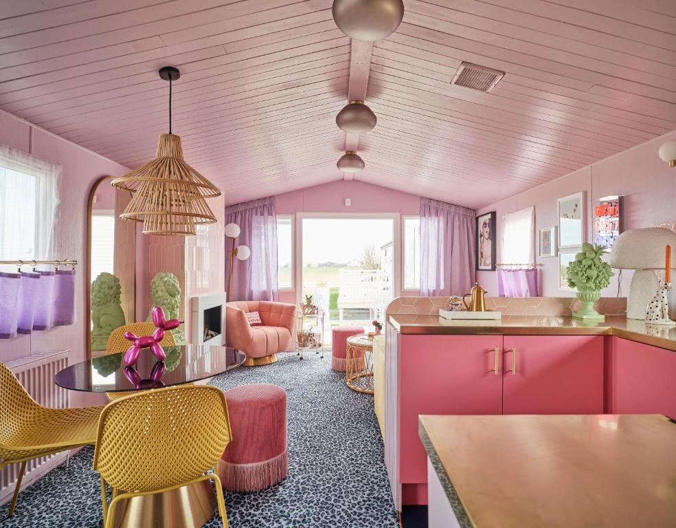 Fun Barbie Inspired, 6 Berth Caravan - Camber Sands Holiday Park, near the Beach