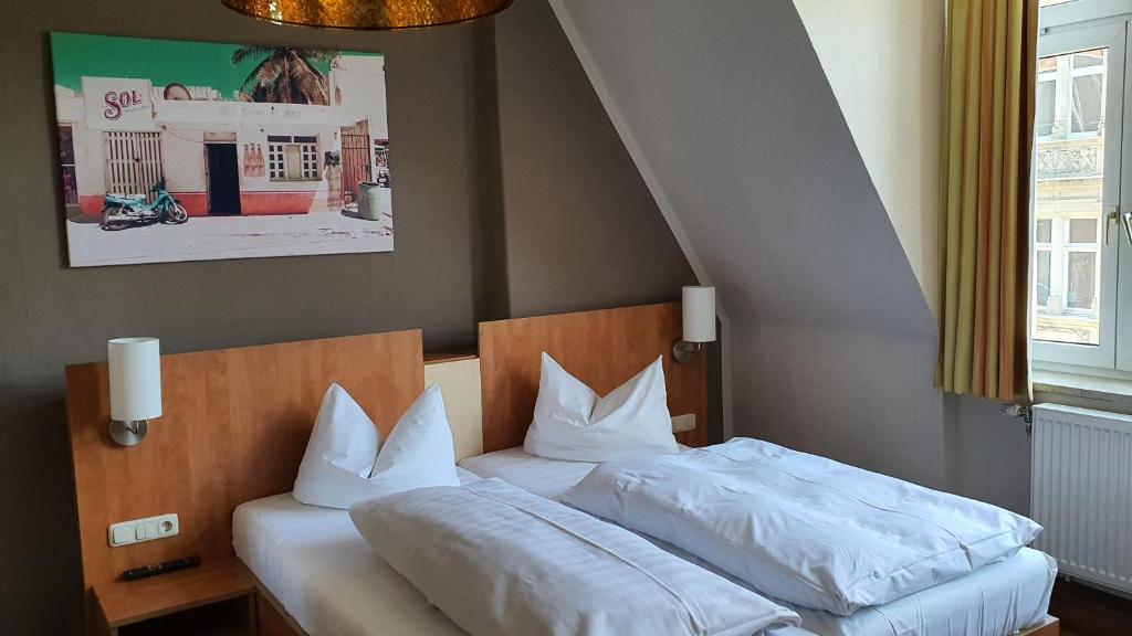 Postel nebo postele na pokoji v ubytování Hotel Friedensbruecke