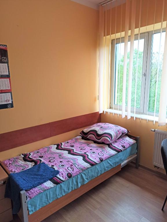 Letto o letti in una camera di Dom Studenta PANS - Akademik, Hostel