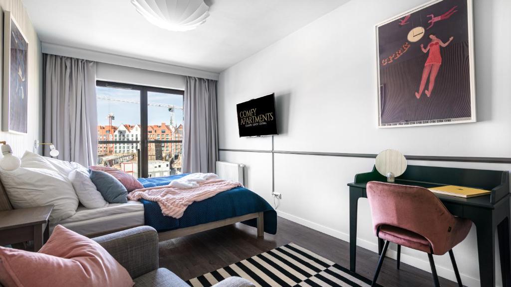 Apartament Waterlane w oknami na rzekę - Marina View في غدانسك: غرفة معيشة مع أريكة وكرسي