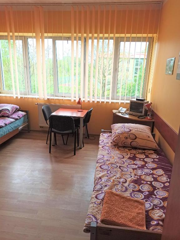 Letto o letti in una camera di Dom Studenta PANS - Akademik, Hostel