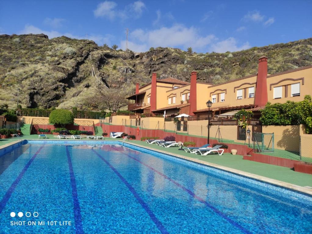 un hôtel avec une piscine en face d'une montagne dans l'établissement Casa Alberto, à Breña Baja