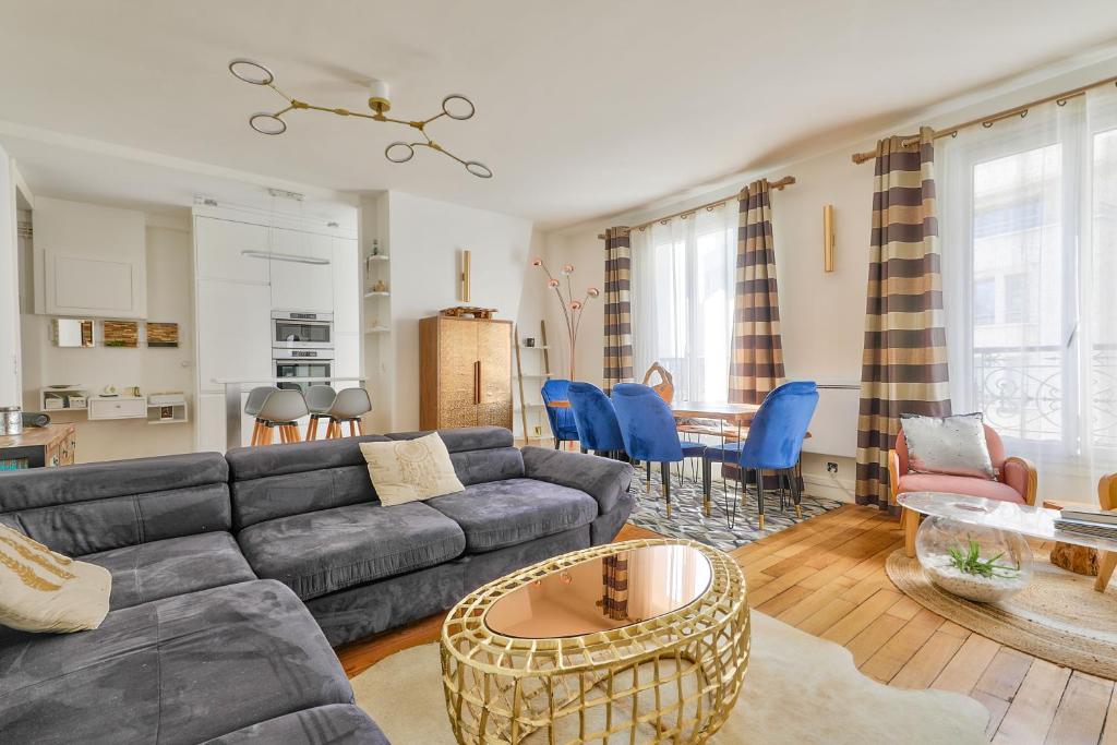 a living room with a couch and a table at Spacieux et confortable T3 dans Paris in Paris