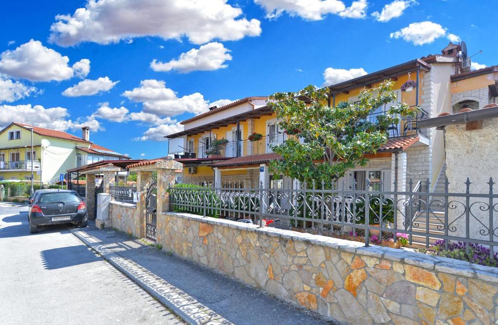 ein Gebäude mit einem Zaun vor einer Straße in der Unterkunft Apartments Mira 615 in Rovinj