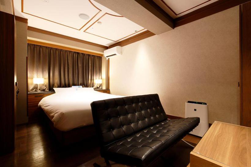 Postel nebo postele na pokoji v ubytování HOTEL555 沼津駅北