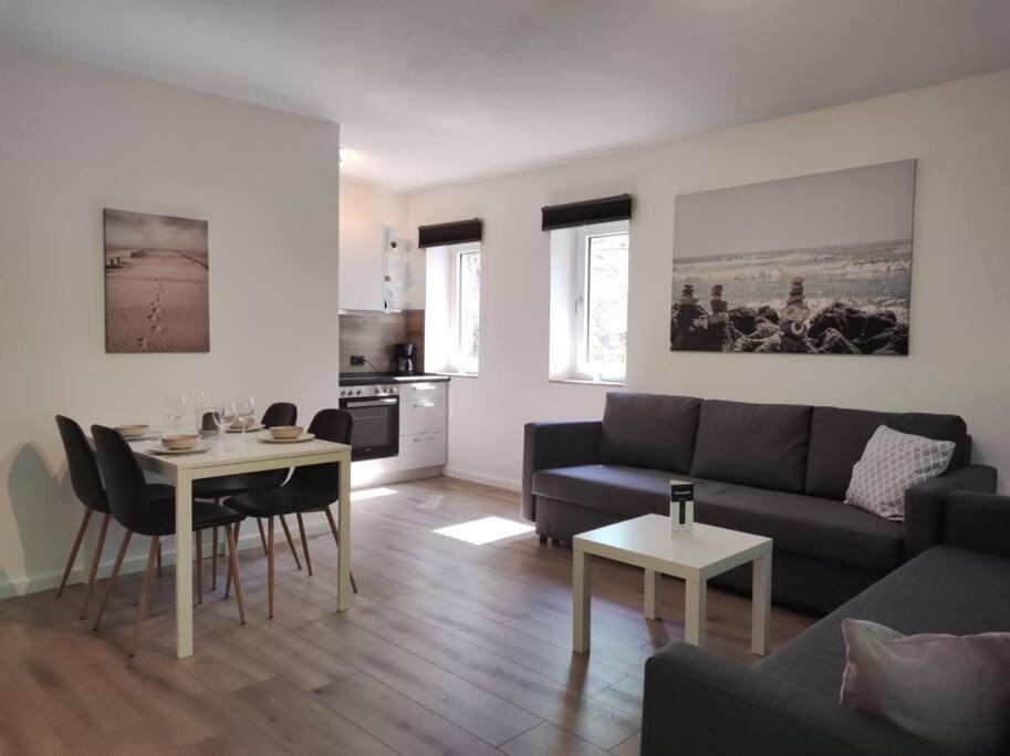 - un salon avec un canapé et une table dans l'établissement Central Apartment Flensburg, à Flensbourg