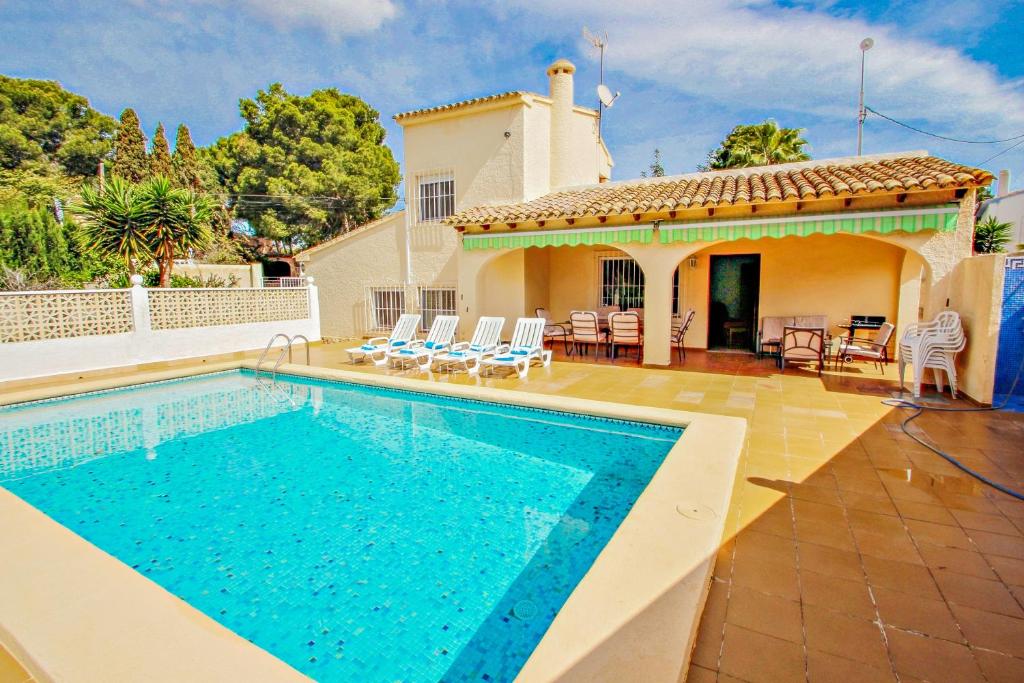 テウラーダにあるLinea - sea view villa with private pool in Teuladaのスイミングプール付きのヴィラ、家