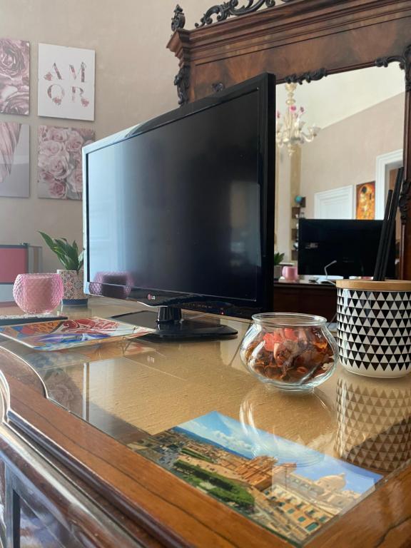Televízia a/alebo spoločenská miestnosť v ubytovaní Palazzo Zappata luxury room Noto centro