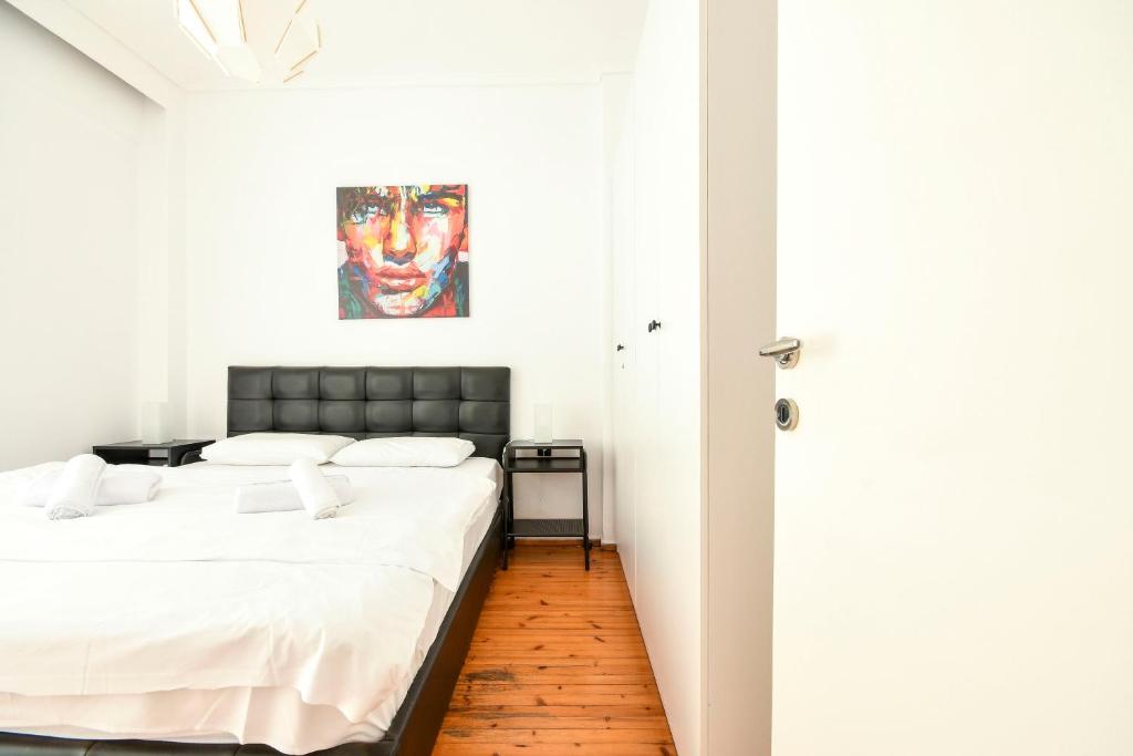 Łóżko lub łóżka w pokoju w obiekcie Thessaloniki City Apartment Center