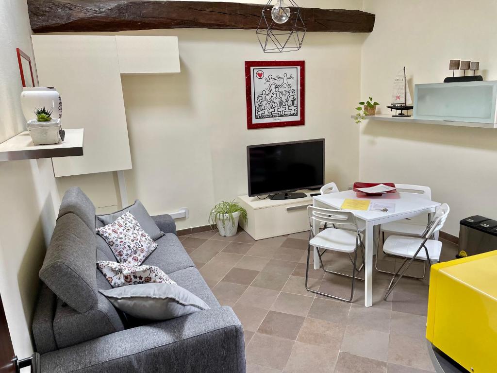 ein Wohnzimmer mit einem Sofa und einem Tisch in der Unterkunft Casa Al convento in Savigliano